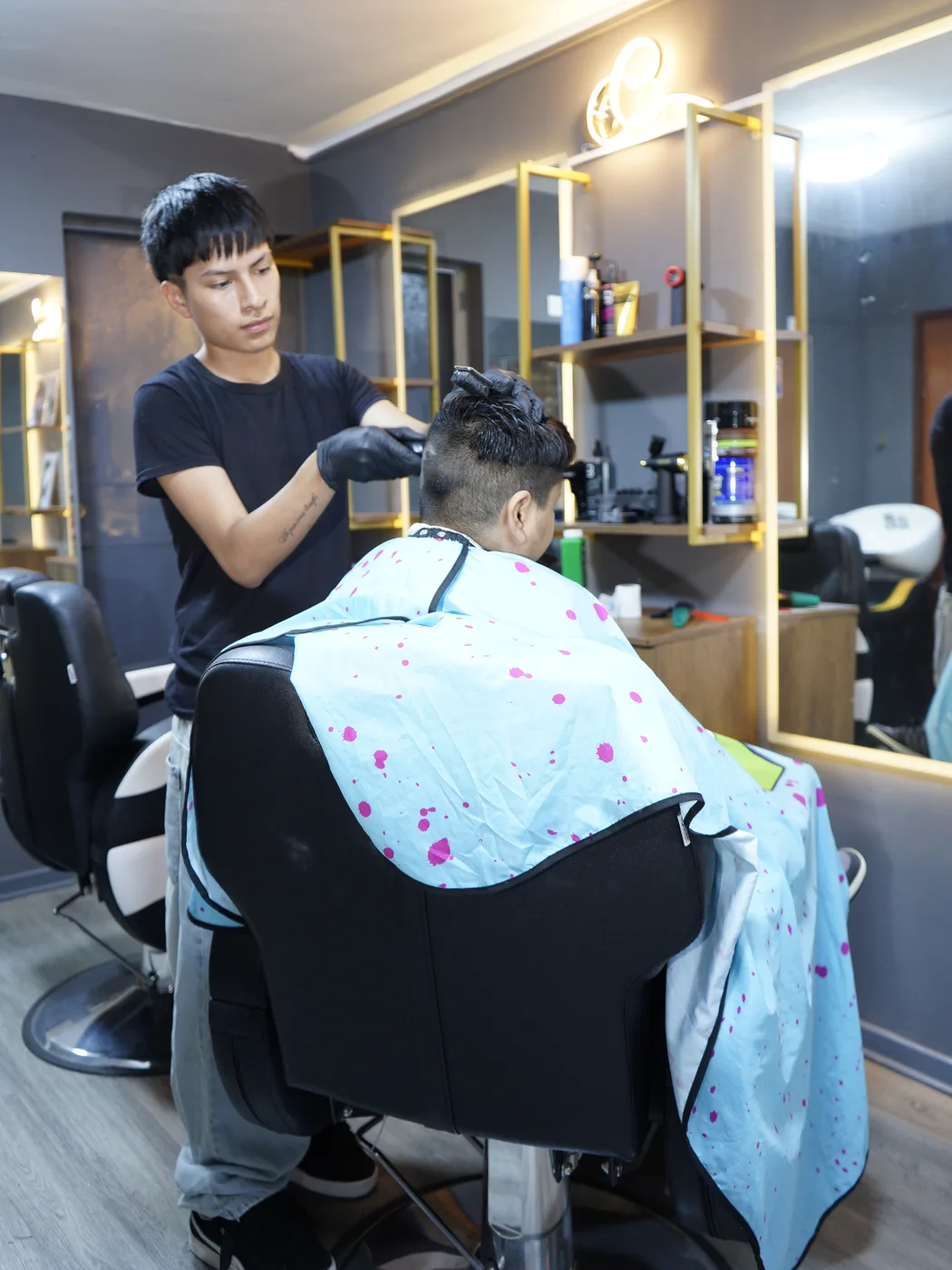 Barbero trabajando en JR Barbería