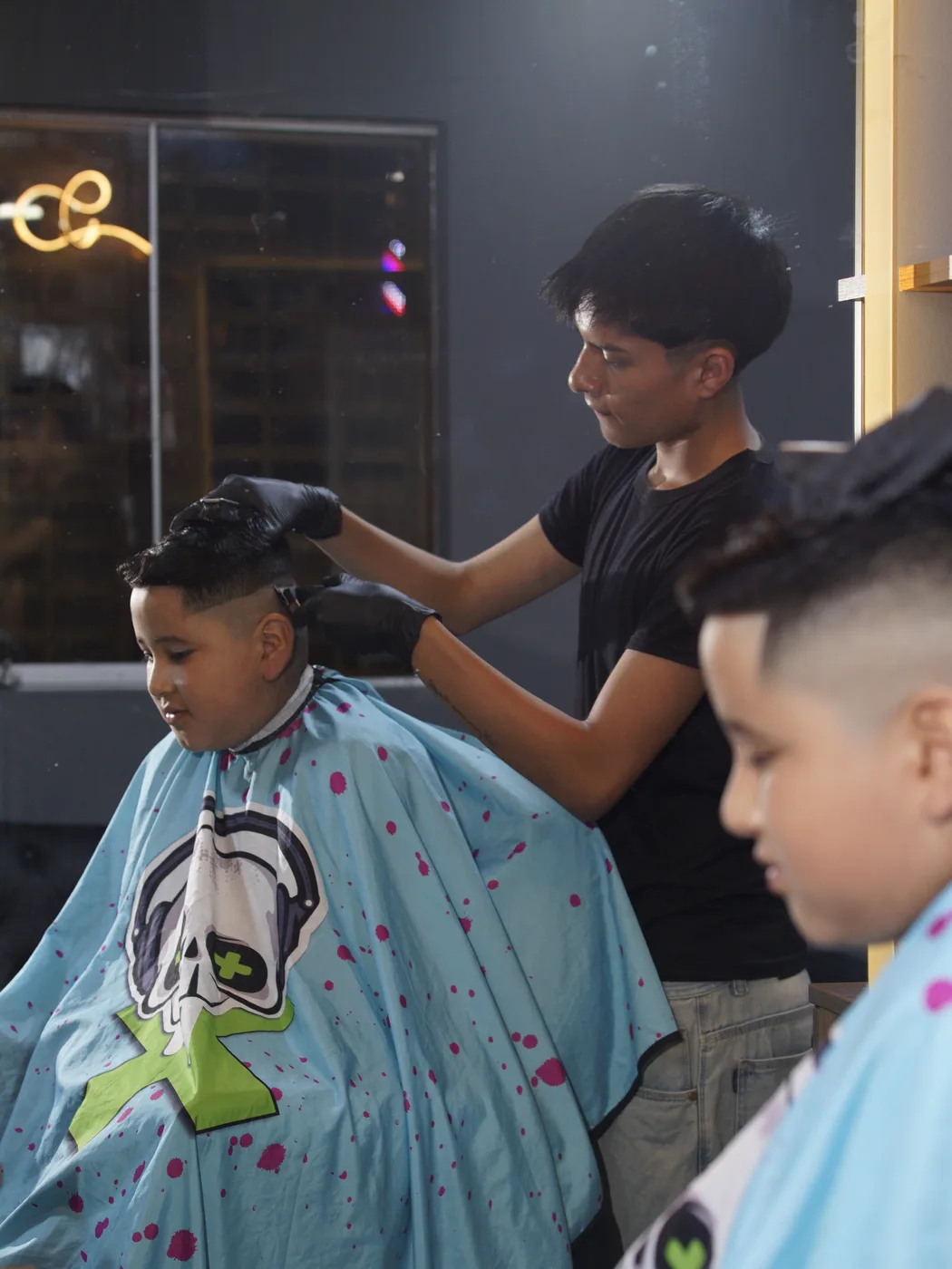 Barbero con tijeras